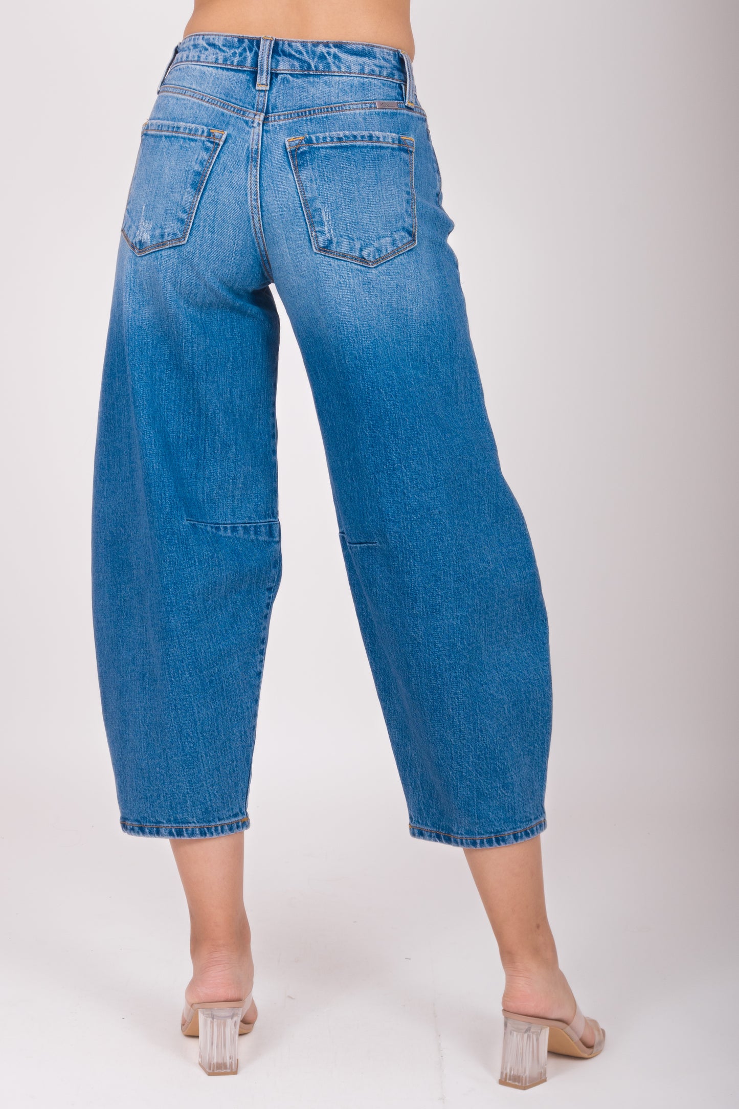 Jeans pierna ancha con pinza en tobillo C9390M